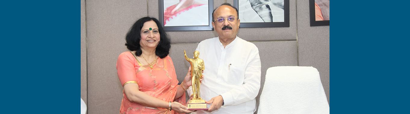 Presenting progress report to Hon'ble Education Minister GNCTD