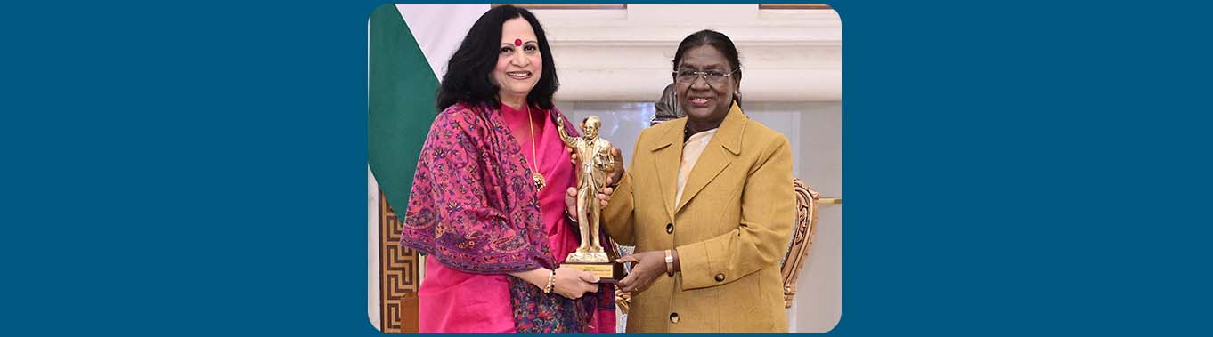 Vice Chancellor Prof. Anu Singh Lather greeting Her Excellency, the President of India, Smt. Droupadi Murmu Ji.