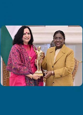 Vice Chancellor Prof. Anu Singh Lather greeting Her Excellency, the President of India, Smt. Droupadi Murmu Ji.