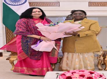 Vice Chancellor of Dr. B. R. Ambedkar University Delhi, meets Her Excellency, President of India, Smt. Droupadi Murmu Ji.